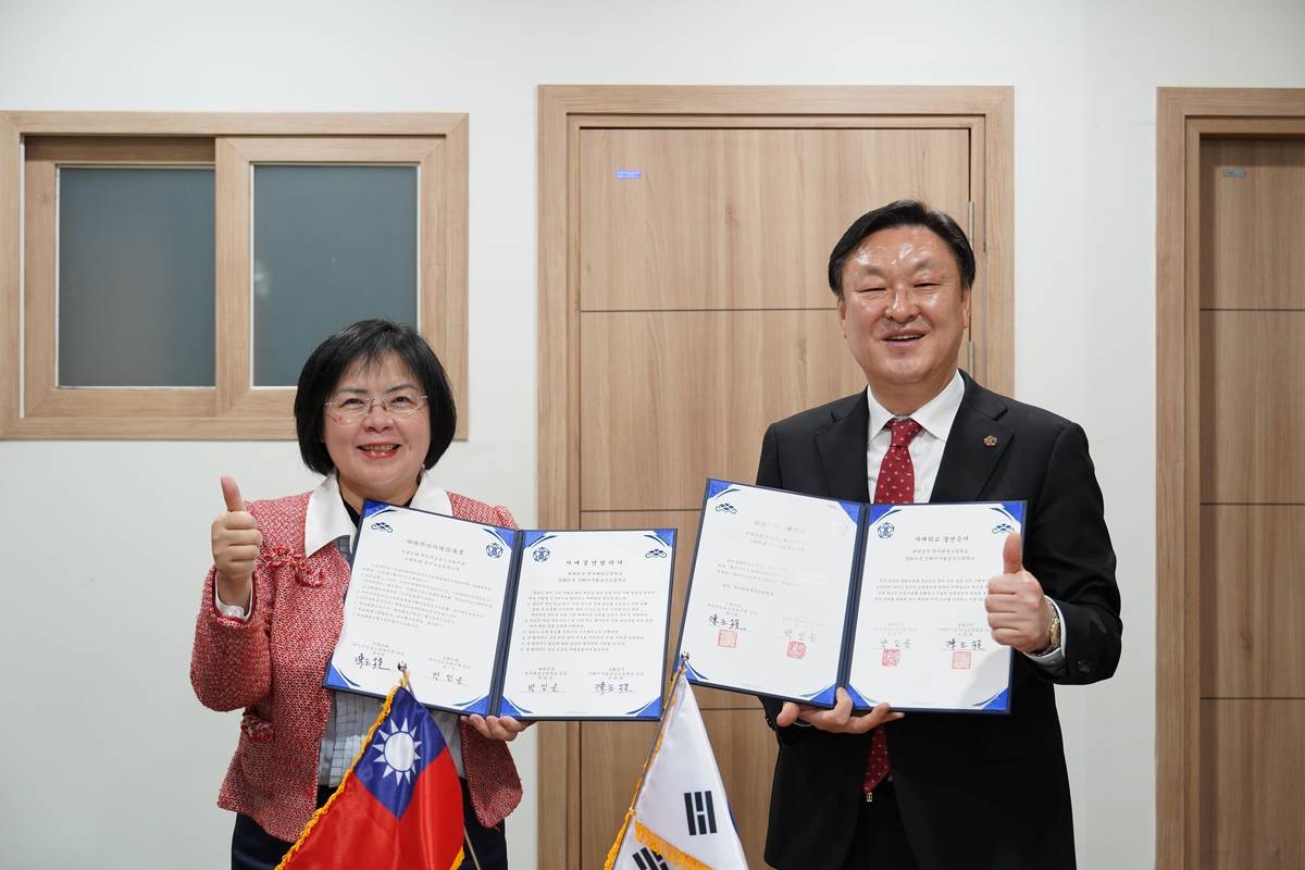 金山高中校長陳玉桂(左)與大成高中朴一淳校長合影 (金山高中提供)