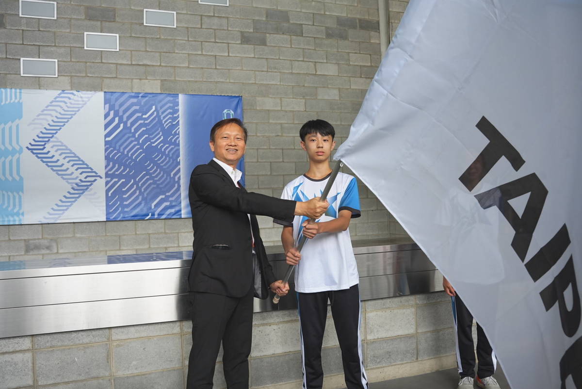 臺北市教育局鄧進權副局長授旗予學生代表吉林國小徐翊嘉