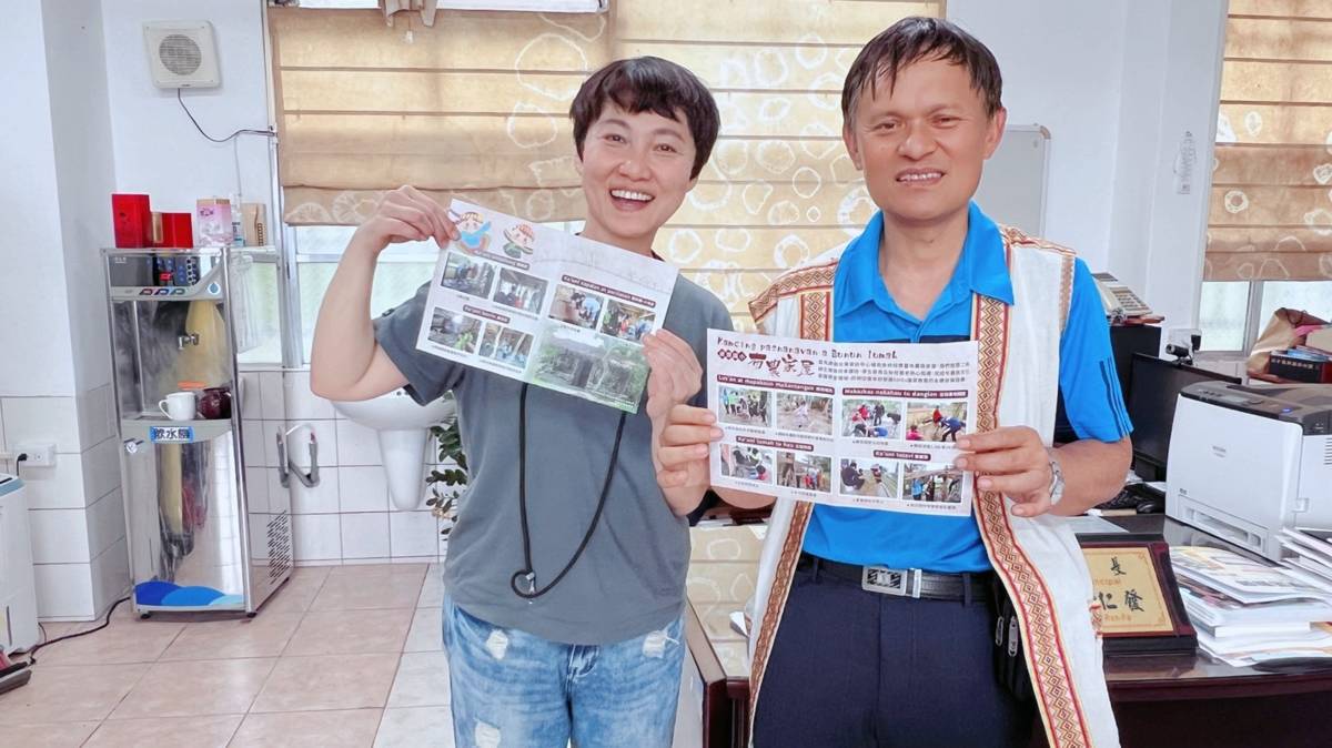 臺東縣海端鄉崁頂國小校長古仁發(右)