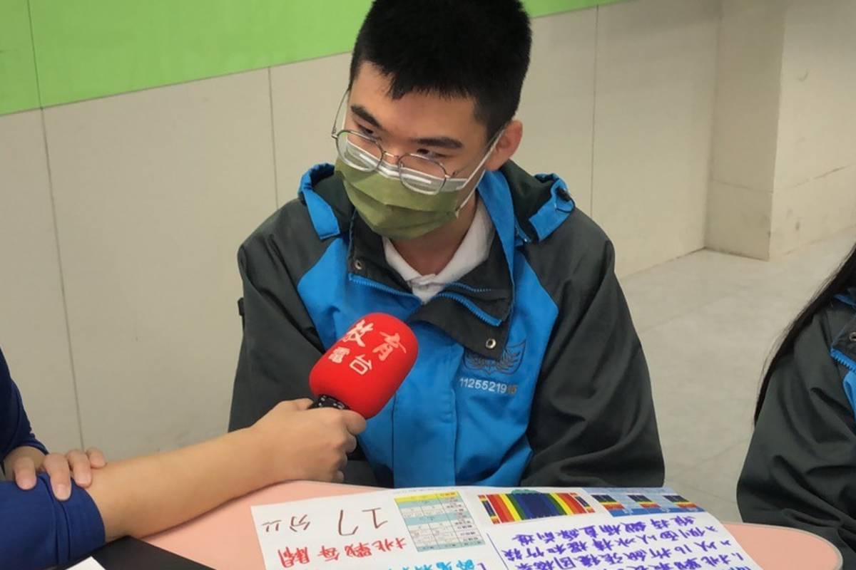 仁愛國中學生王先煜表示，團隊在橋梁下墊上罐子，提升橋梁的支撐力