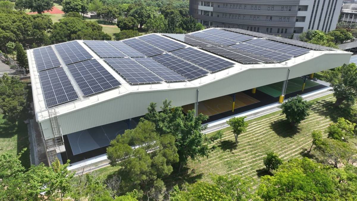 宜寧高中太陽光電球場開幕（圖:臺中市政府提供）