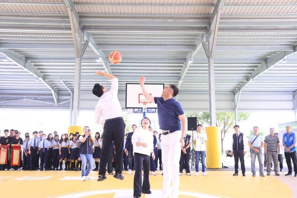 宜寧高中太陽光電球場開幕（圖:臺中市政府提供）
