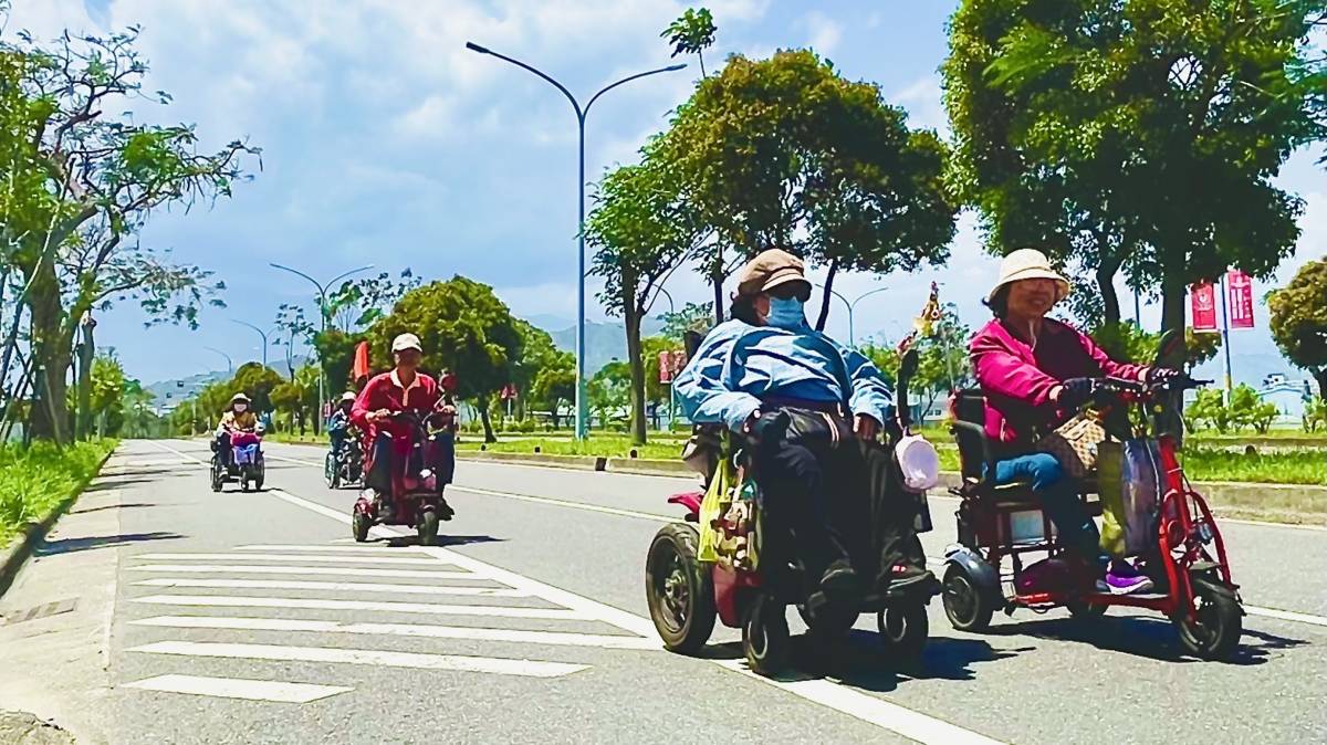 阮玉華常和同伴騎著電動輪椅車摩拖車到處旅遊