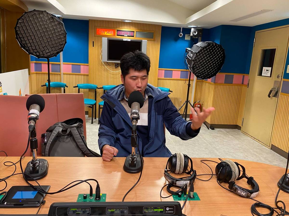 來賓邱星崴在錄音室裡談論她的地方實踐