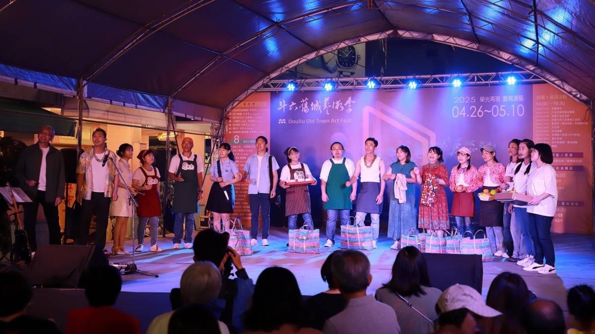 雲林愛樂室內合唱團在斗六中央商場演出.舊城演義