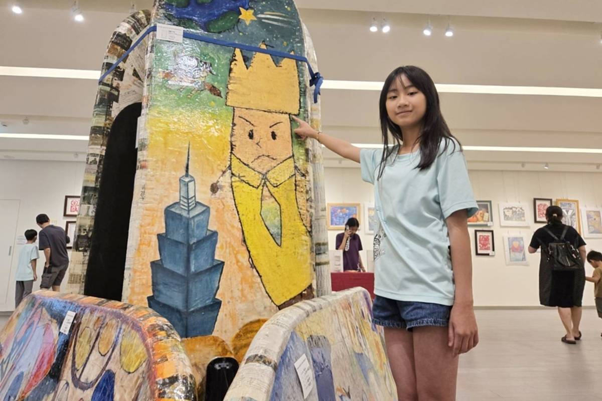 臺東縣新生國小美術班第10屆畢業美展暨聯合展覽登場，展場中立著6件大型創作，是21位應屆畢業生將廢棄課本、作業簿一張張撕下，貼上軟墊製成的SUP板。