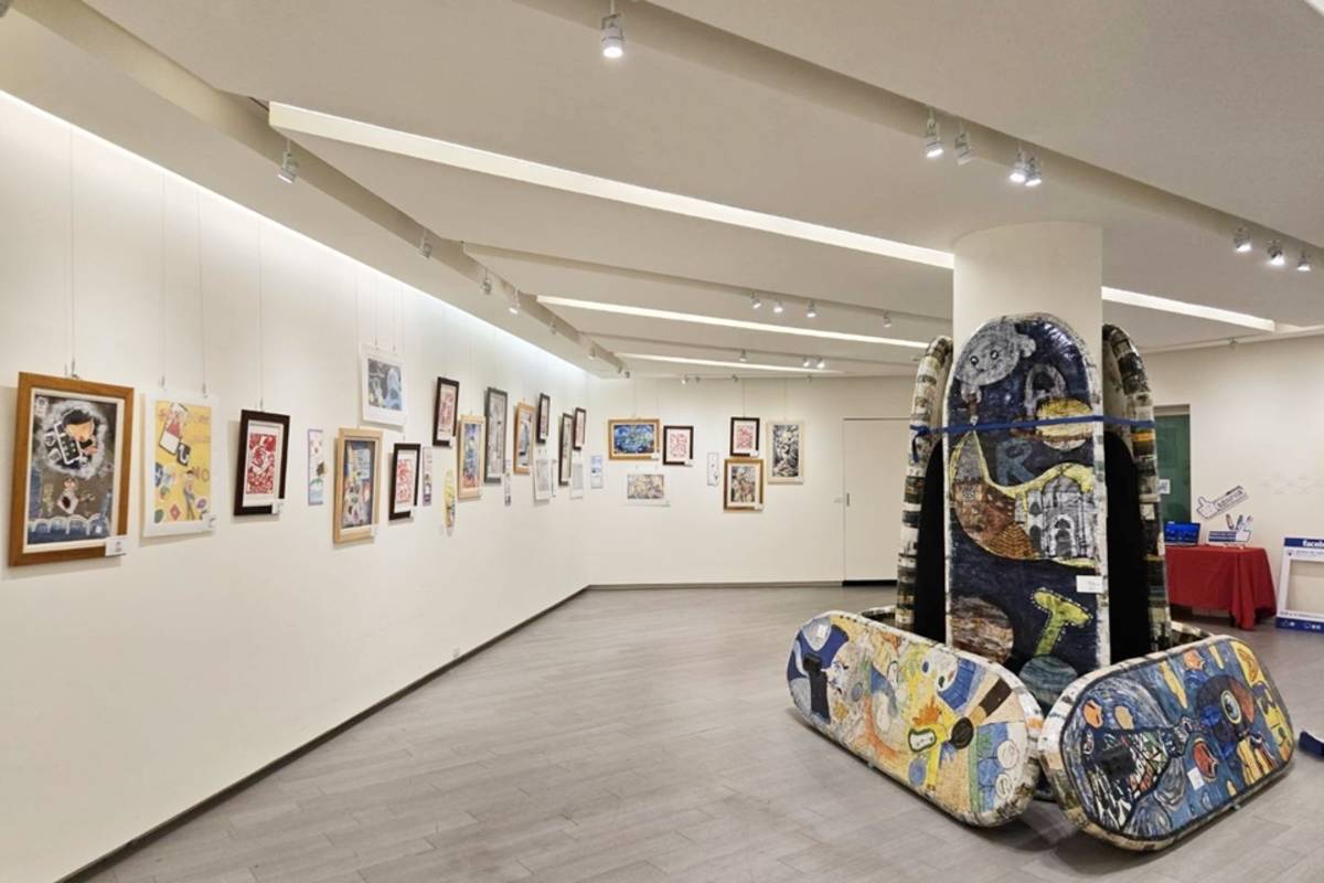臺東縣新生國小美術班第10屆畢業美展暨聯合展覽登場，展場中立著6件大型創作，是21位應屆畢業生將廢棄課本、作業簿一張張撕下，貼上軟墊製成的SUP板。