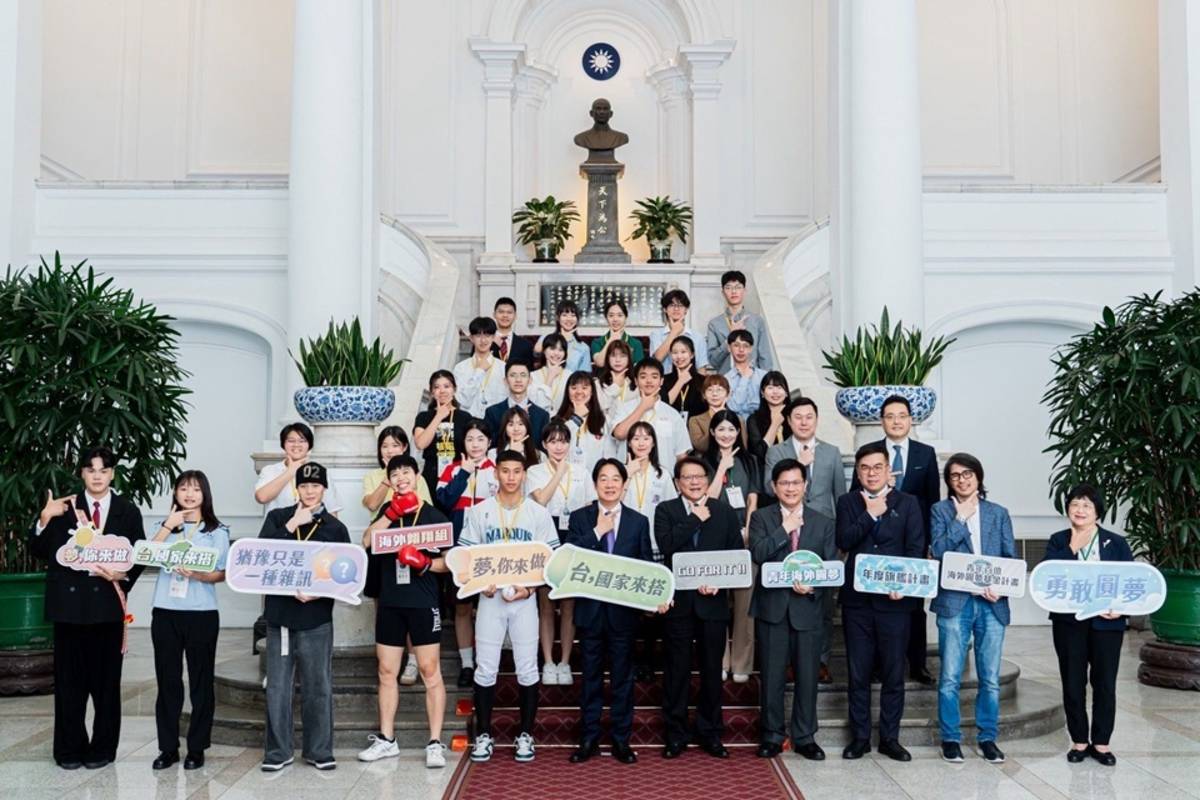 臺東縣公東高工時尚造型科二年級林家齊、家具木工科一年級陳思宇，入選「青年百億海外圓夢基金計畫」，今(13)日獲總統賴清德親自接見，並在總統府發表感言。