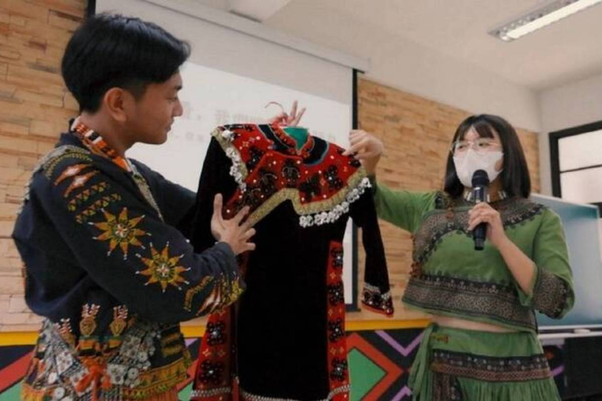 屏東潮州高中在課程進行時，邀請原民籍同學介紹族服中所代表的意涵（教育部提供）