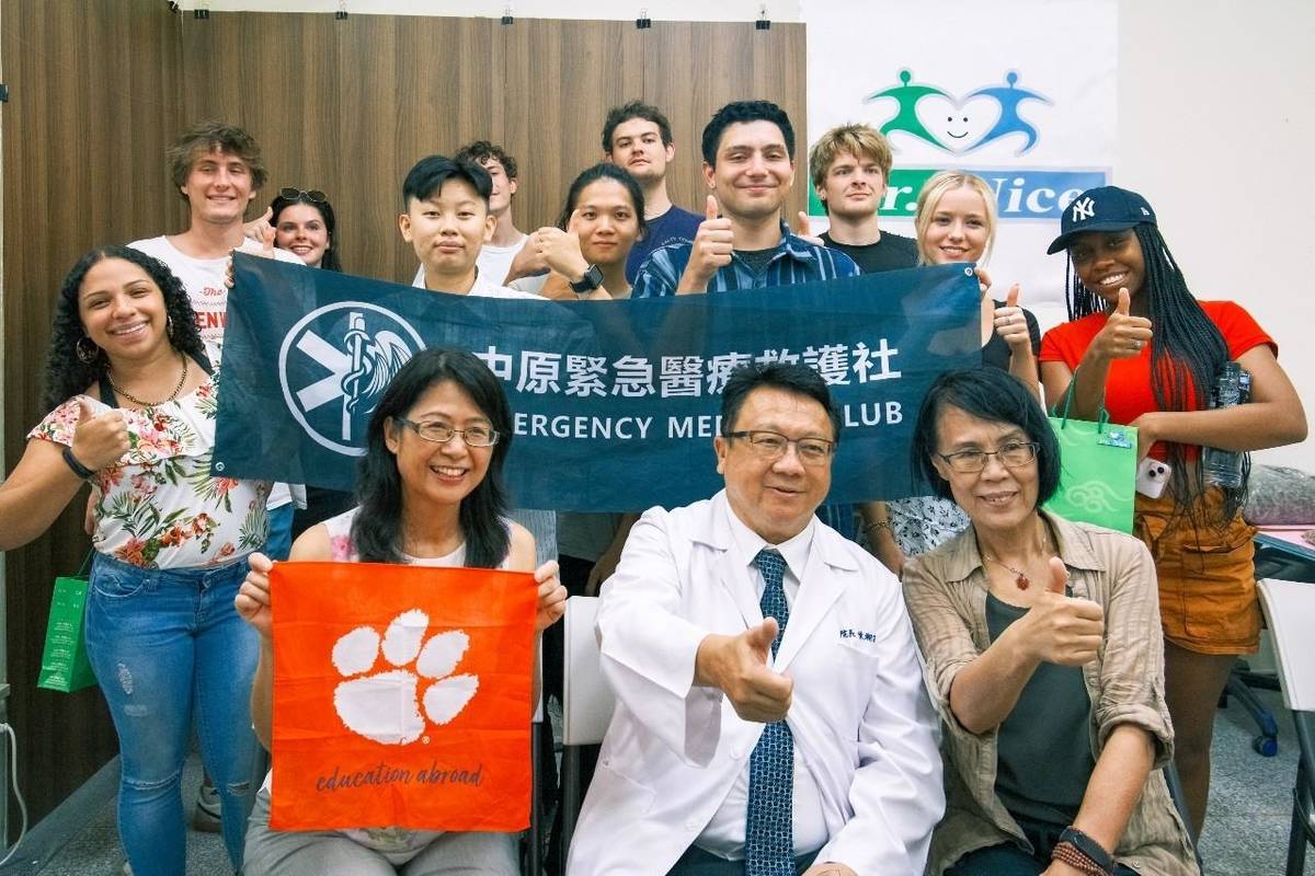 中原大學緊急醫療救護社與美國克萊門森大學合辦急救教育課程，中醫參訪活動讓學員留下深刻印象。(中原大學提供)