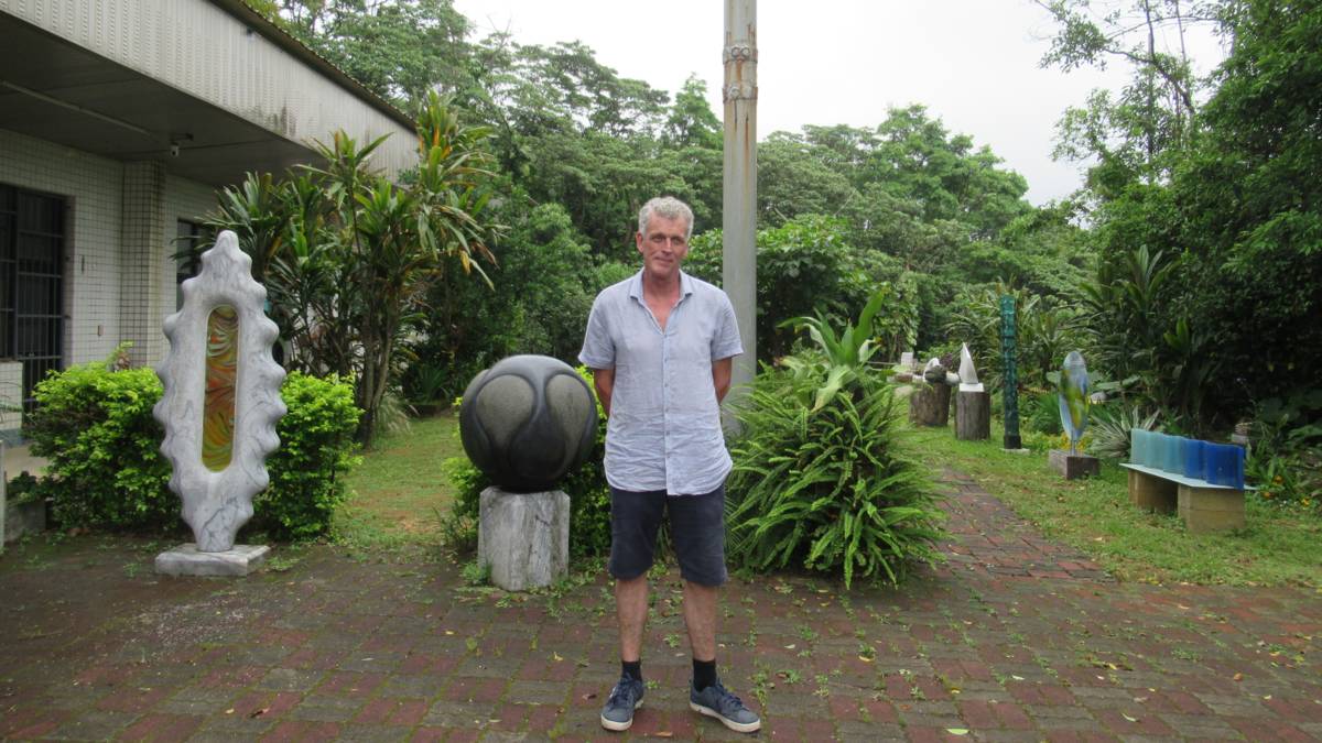 英國藝術家貝馬丁將廢棄的籃球場打造為可展示各種藝術作品的庭園，後方柱子為原本校舍的籃球框柱。