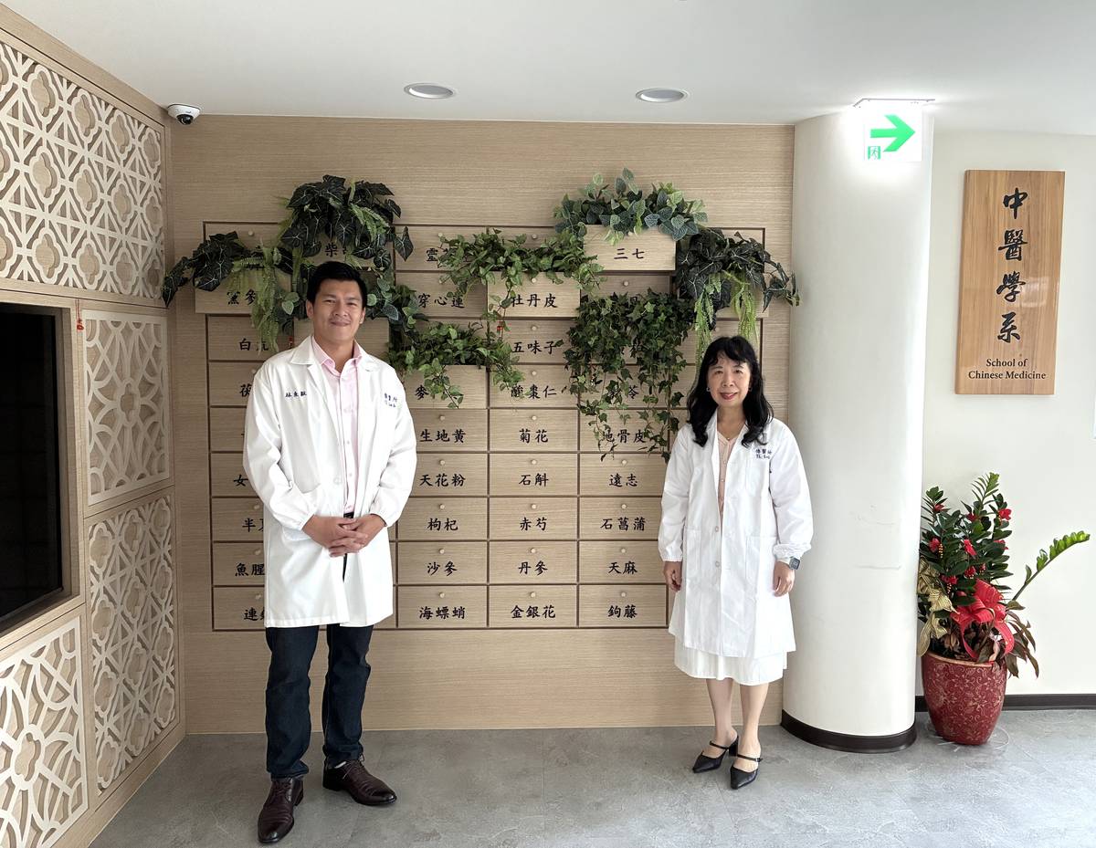 陽明交大中藥醣質體研究中心，中心主任暨傳醫所所長林東毅教授(左)與副中心主任盧美光教授(右)進行多醣體的研究，證實有抗發炎效用。(陽明交大提供)