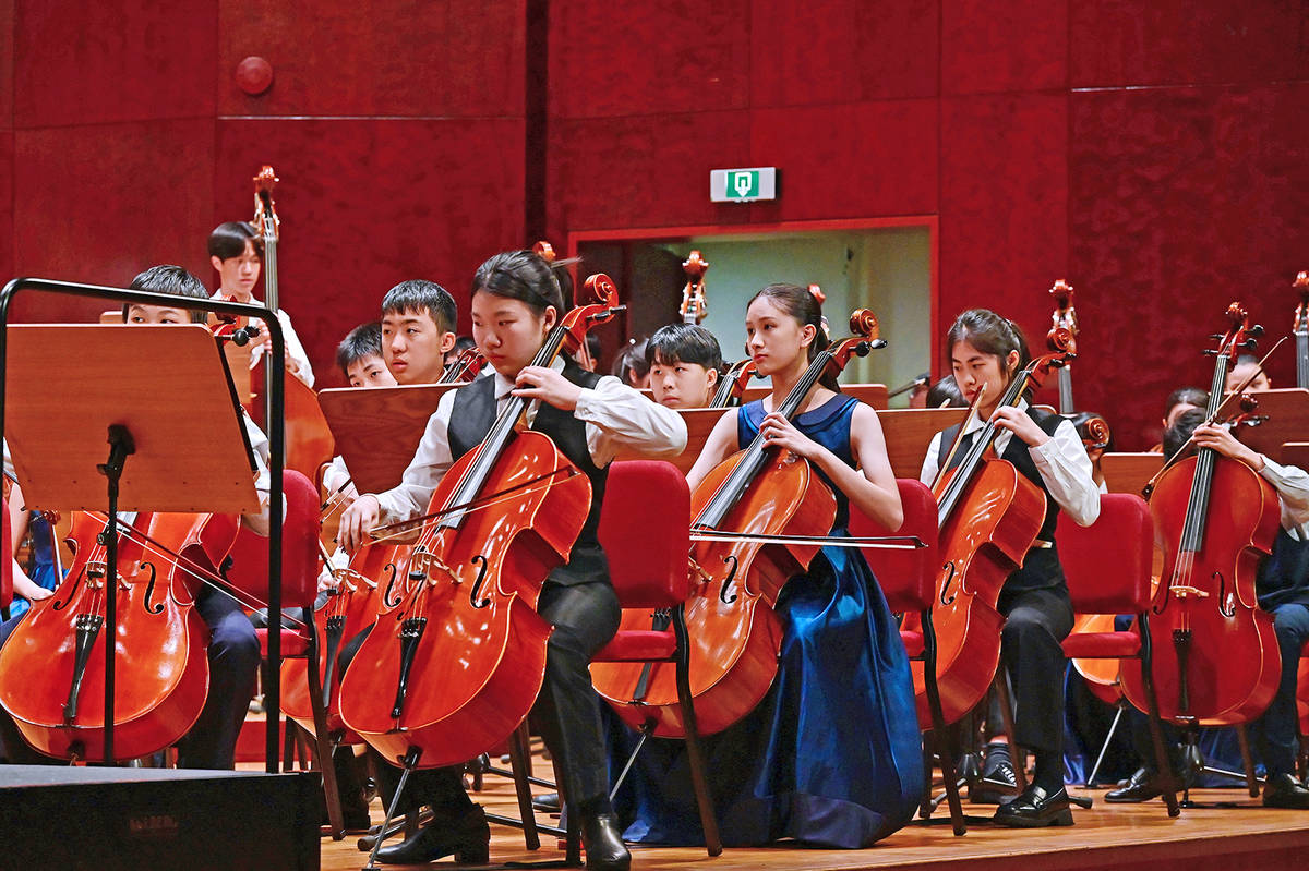 康橋國際學校秀岡校區12年級首席大提琴手陳恩晴以堅持實踐夢想，在學業與音樂間取得平衡，圓夢登上國家音樂廳