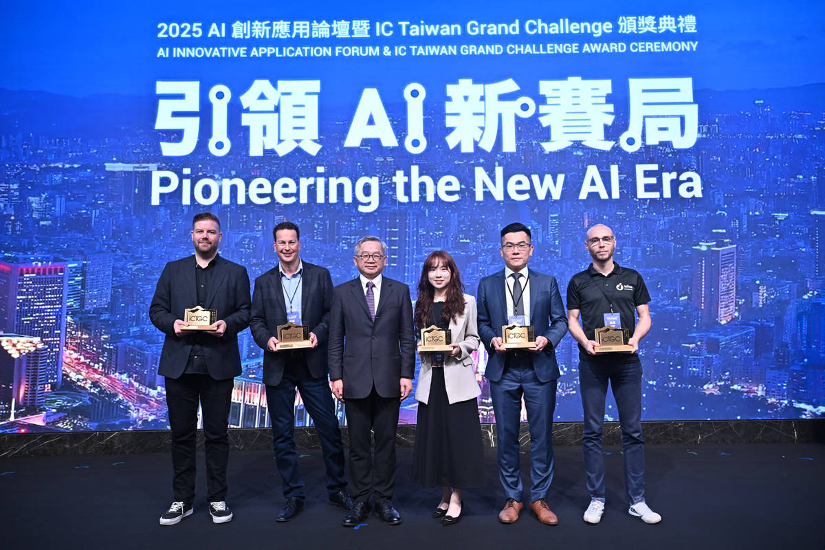 國科會主委吳誠文(左三)與 ICTGC 獲獎團隊合影。