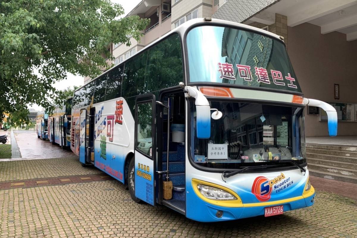臺中市教育會考專車載送考生考試（圖：中市府提供）
