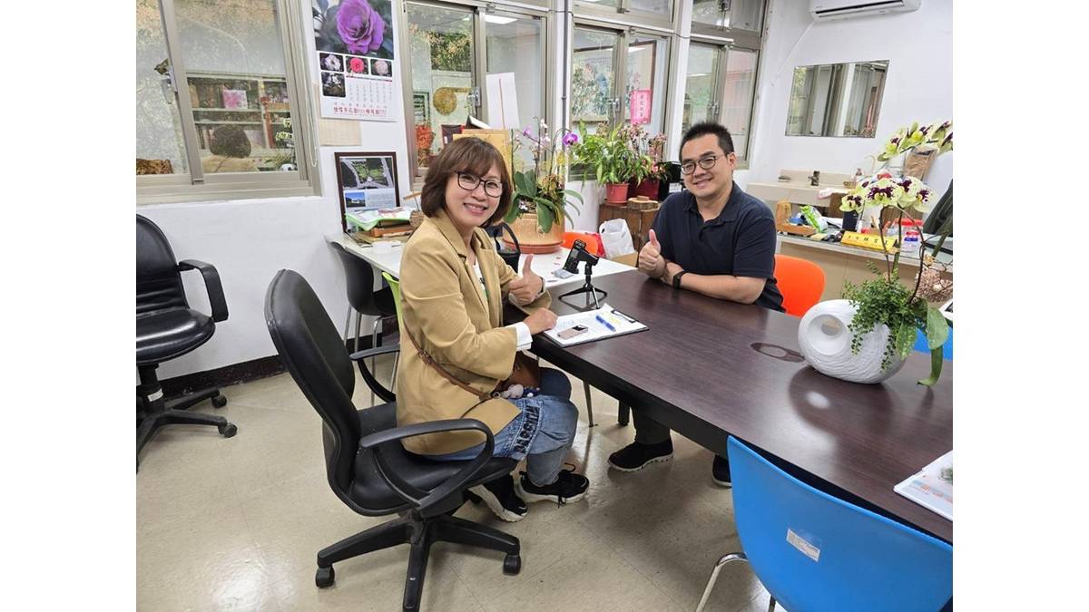 小風與林育正主任合影.jpg