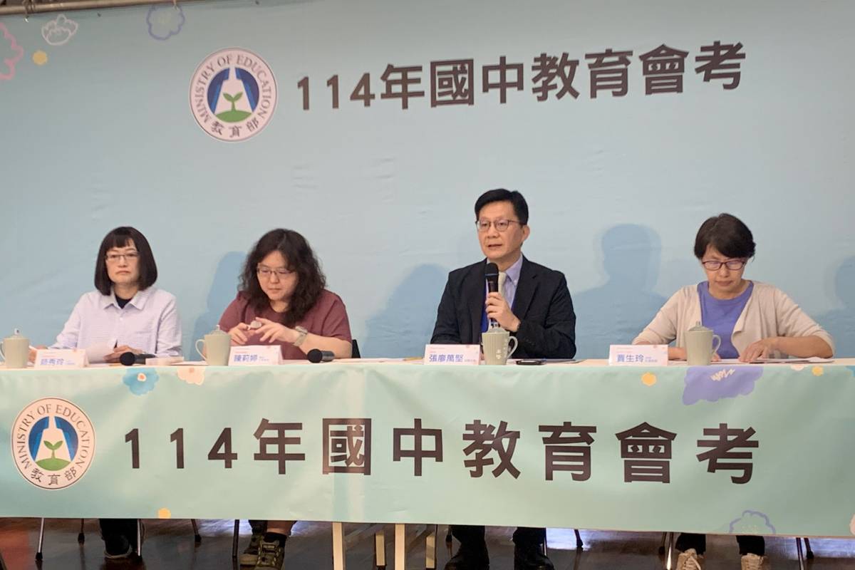 教育部張廖萬堅次長(右2)主持114年國中教育會考社會科解題說明會 (記者攝)