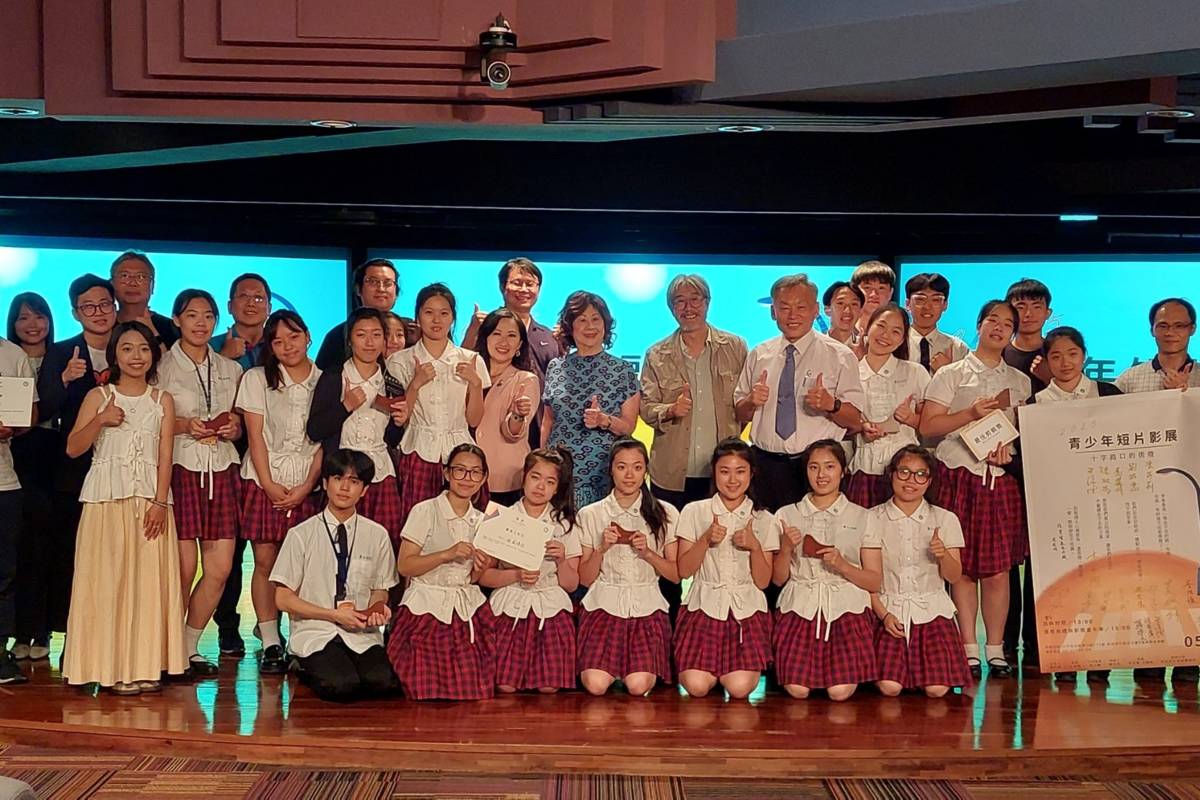 評審團與獲獎學生合影