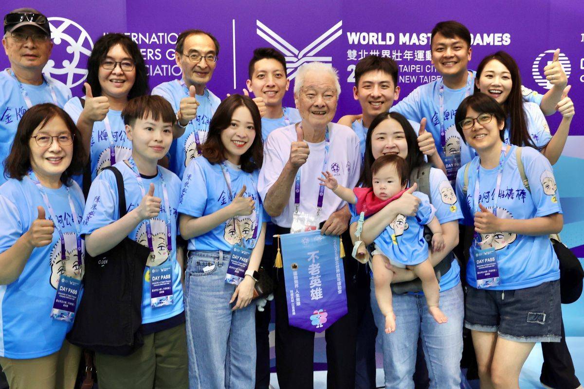 陳彥地選手家族四代身穿特製加油服，為他應援