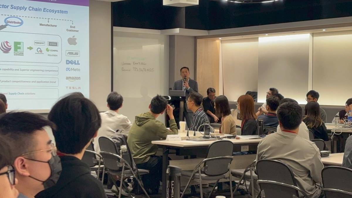 營隊活動安排文曄科技主管進行產業趨勢與職涯經驗分享，深入說明科技業常見職位的核心能力與成長路徑。(臺科大提供)