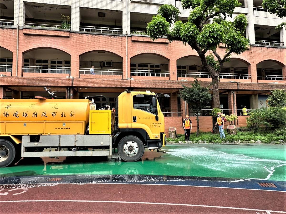學校進行災後復原，請清潔隊進行環境清理及清消