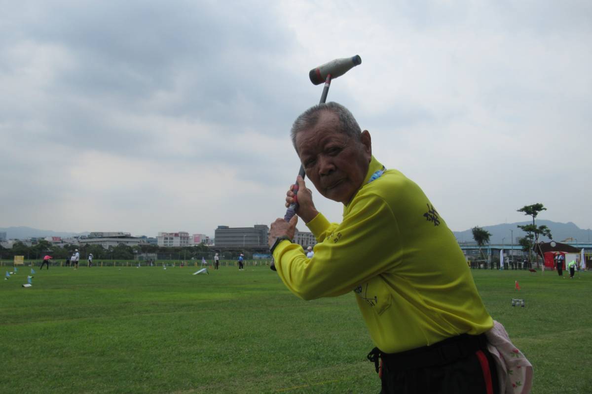 93歲的蘇振村參與2025雙北世界壯年運動會的木球比賽，獲得75歲組個人桿數賽的金牌。