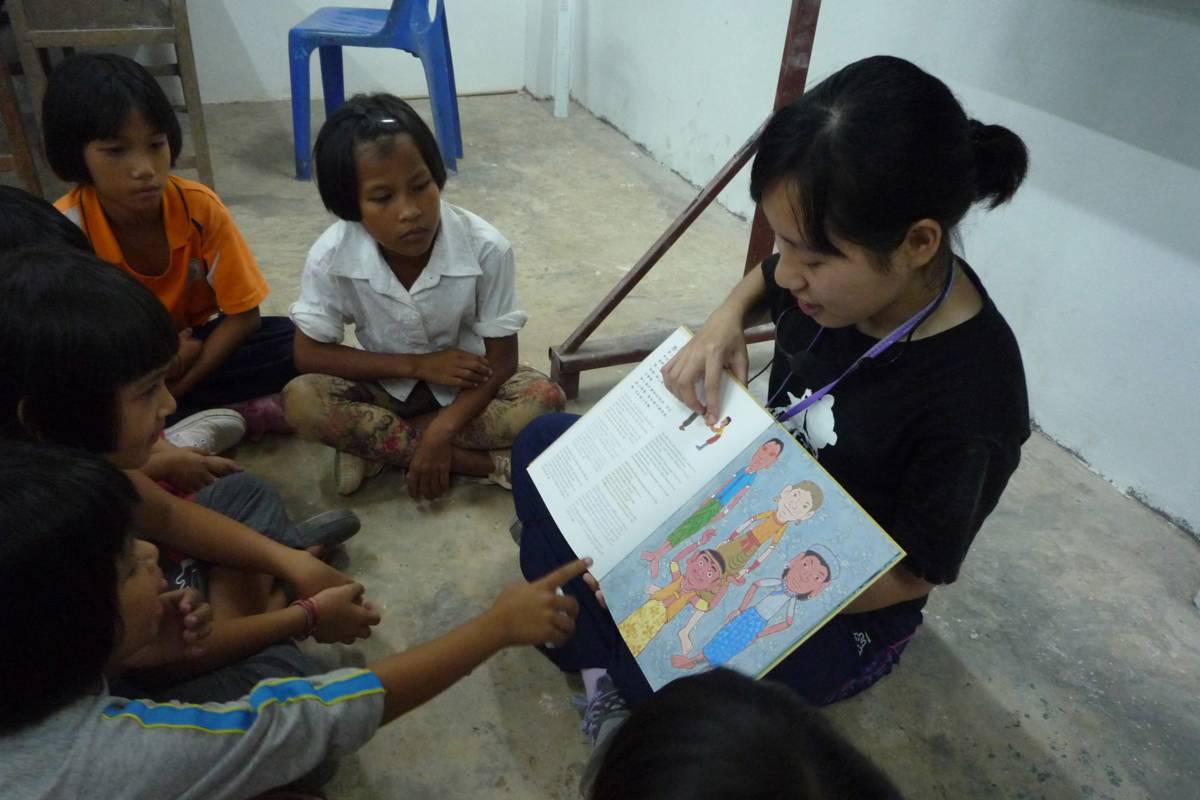 TOEIC獎學金獲獎團隊曾遠赴泰北，帶領學童導讀童書傳遞知識（國立臺灣科技大學師資培育中心）。（圖／忠欣公司提供）