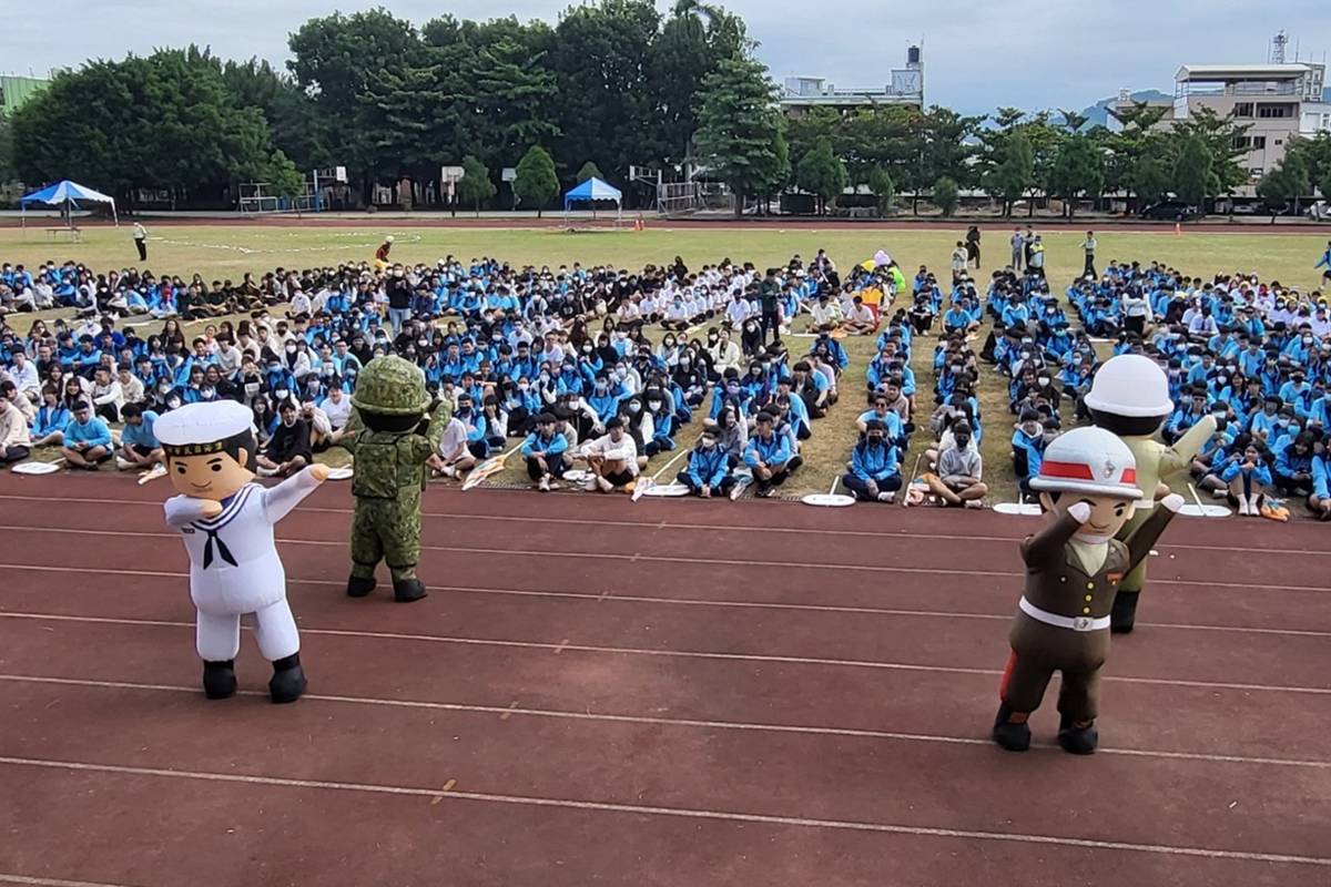 運動會國軍人型氣偶舞蹈表演宣導全民國防