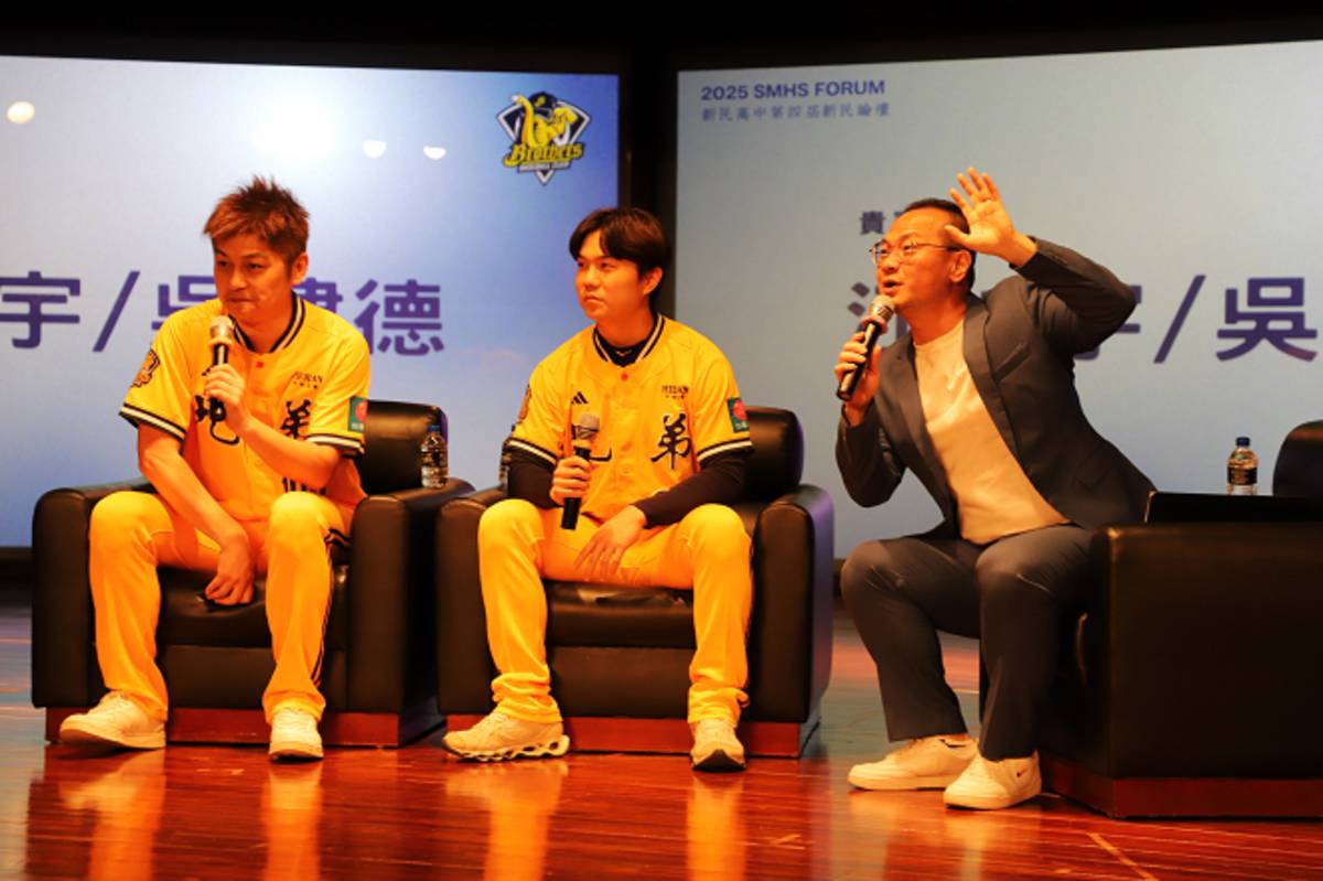 江坤宇、小白、主持人李御榮與新民高中師生面對面分享