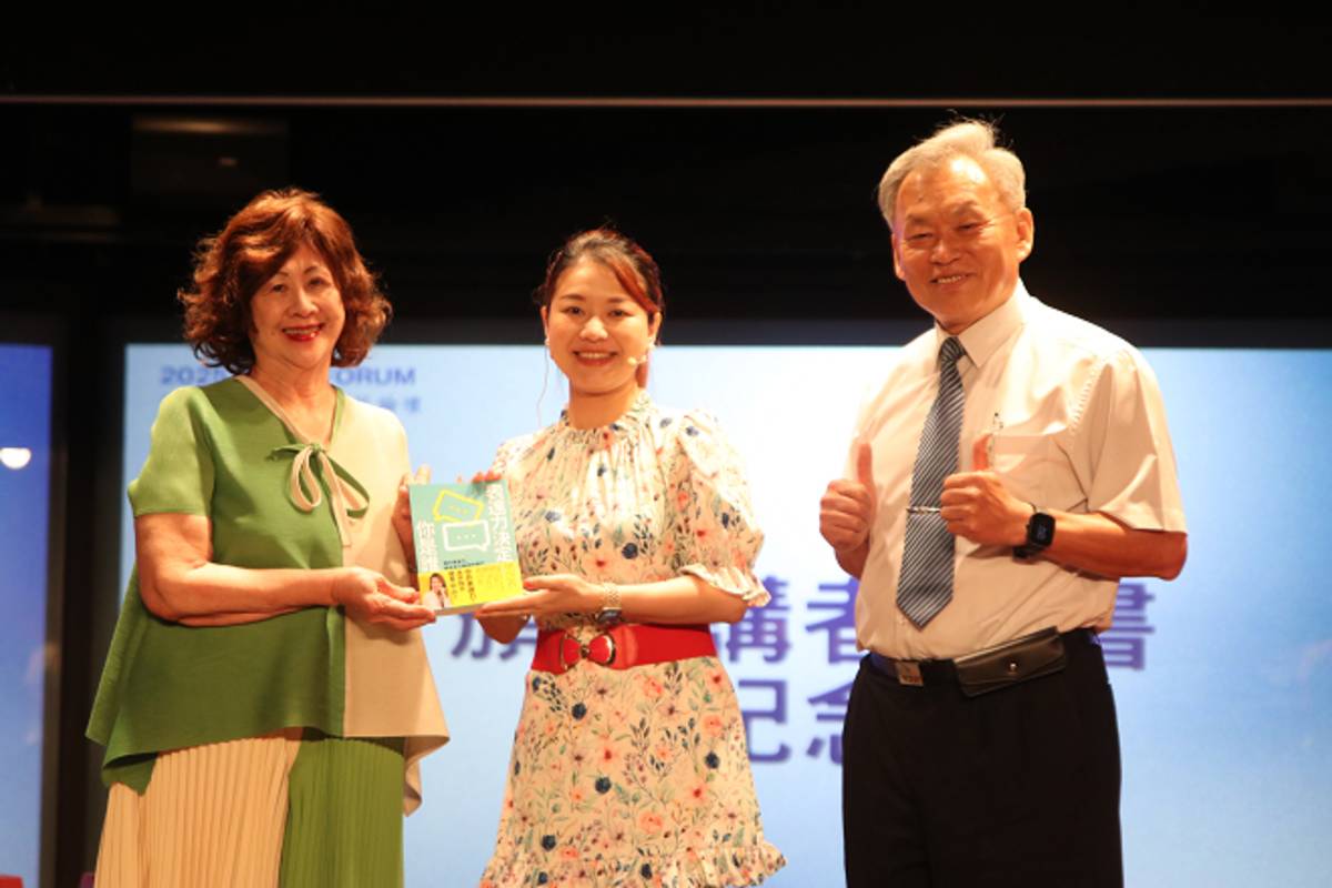 校友聲音表達專家林依柔致贈母校其著作《表達力決定你是誰》