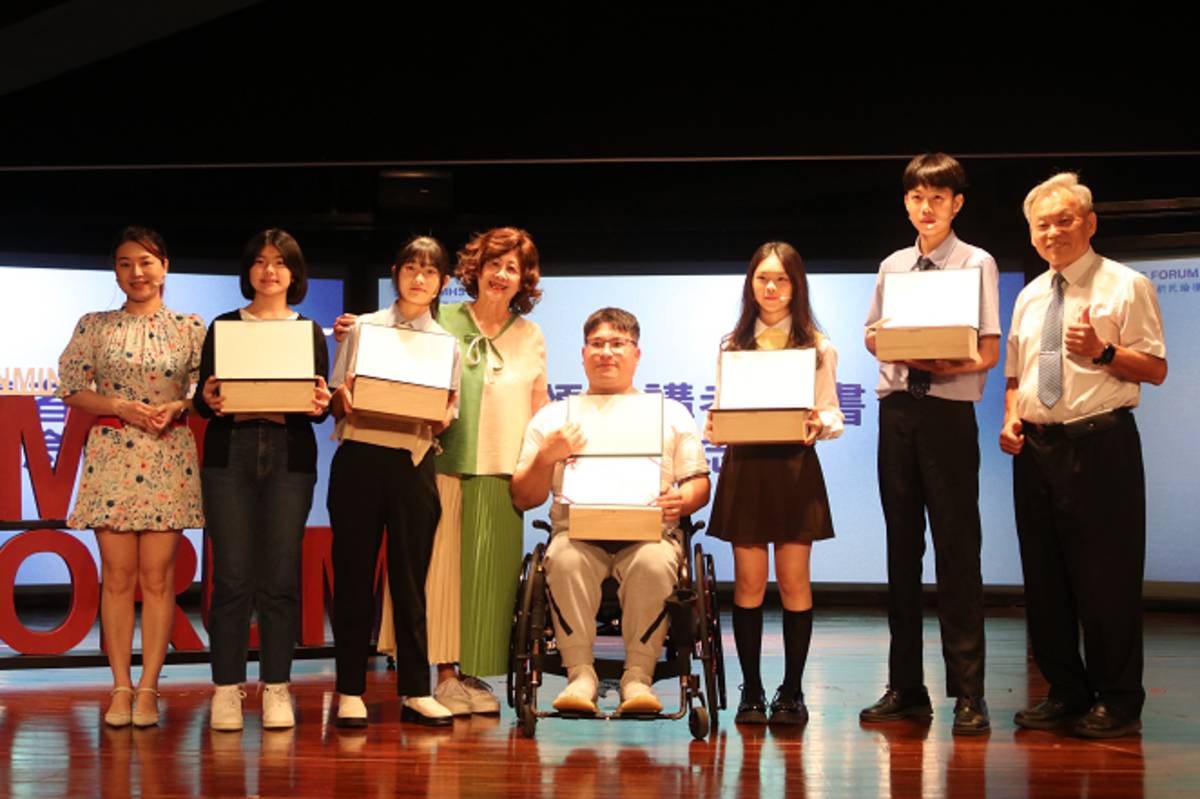 新民高中致贈感謝狀給所有講者