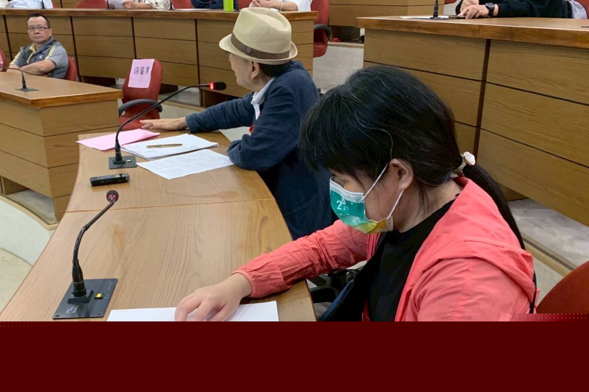 視障讀者摸讀點字導讀本。(國臺圖提供)