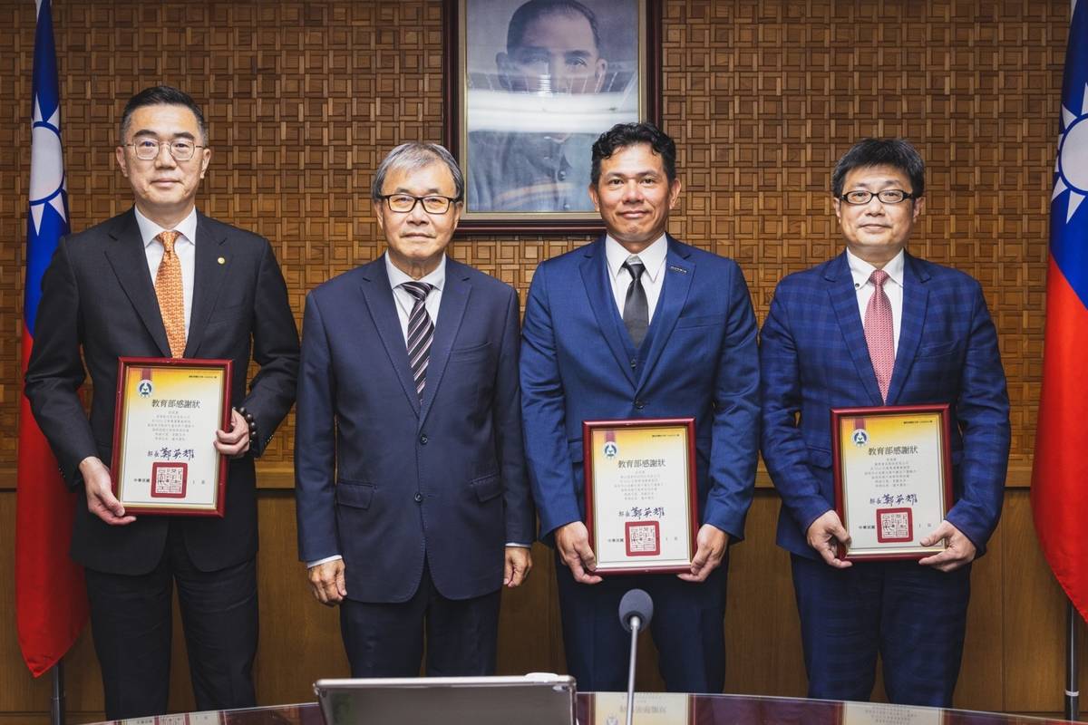 教育部鄭英耀部長(左2)於21日頒發感謝狀予漢典食品股份有限公司、喬山健康科技股份有限公司及長榮航空股份有限公司，表彰3家企業在2024年巴黎奧運期間全力支援後勤工作，使我國代表團參賽圓滿順利。(教育部體育署提供)