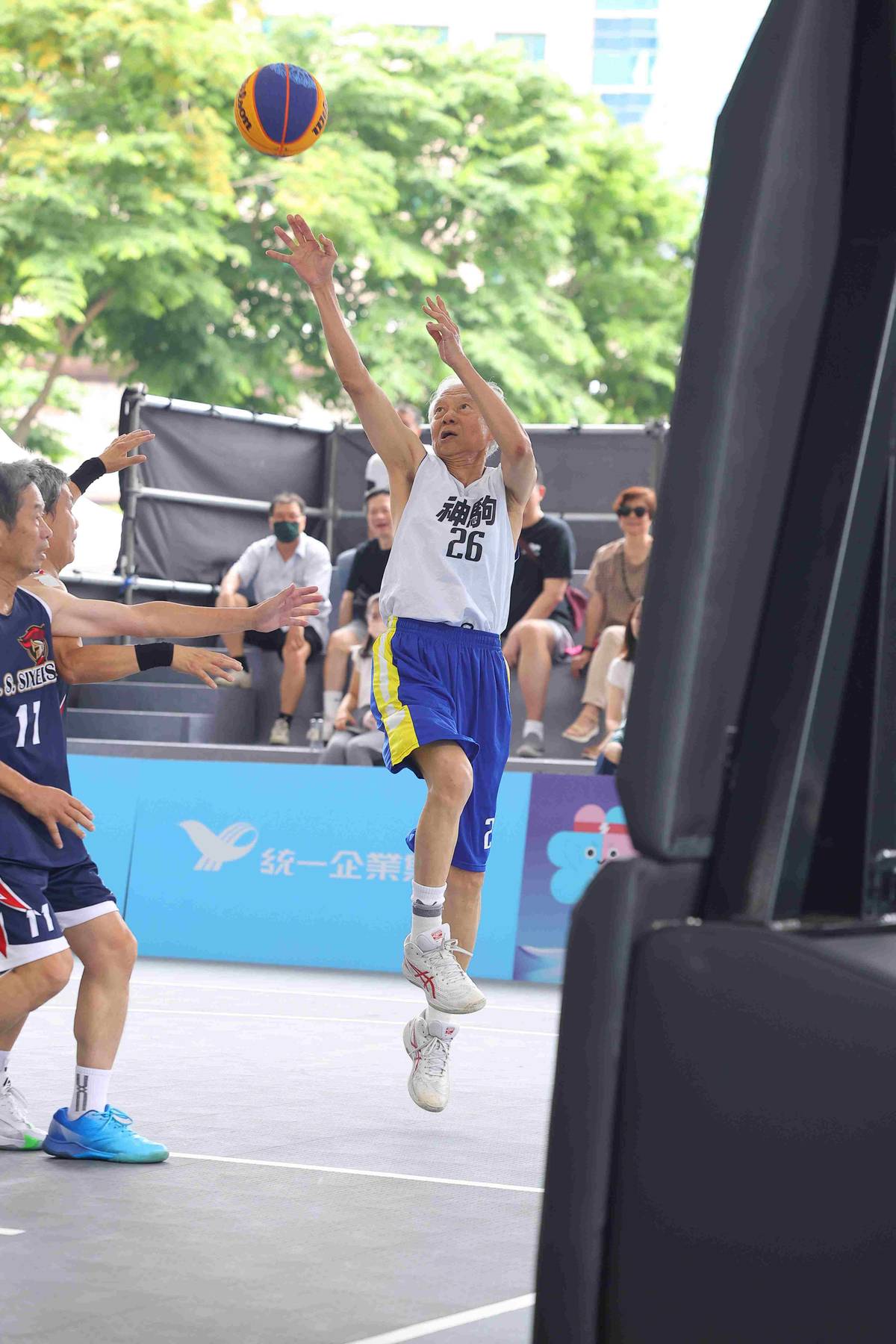 他們是來自新北「神駒隊」，選手平均年齡超過75歲，卻仍幾乎天天上球場揮灑汗水。(新北體育局提供)