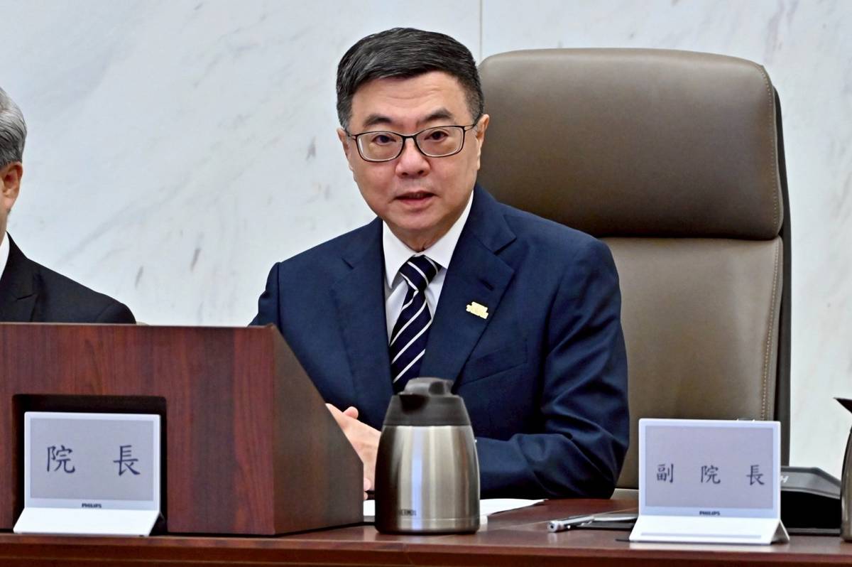 行政院院長卓榮泰在院中除了向新北交通事故逝者致哀，也指示教育部等部會為師生提供心理諮商與支持。(行政院提供)