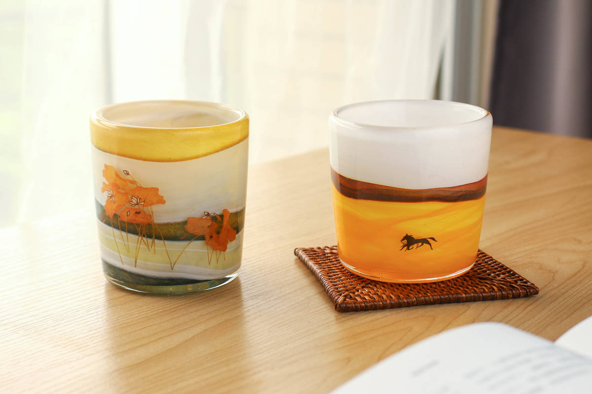 史博館典藏常玉作品《荷花》與《馬》中靈動奔放的筆觸及色彩，經由紅琉璃運用高溫熱塑技術將常玉的色彩美感封存在琉璃杯中。(史博館提供)