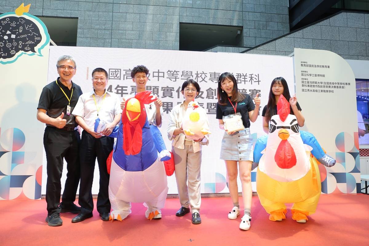 國教署戴淑芬副署長與師生合影