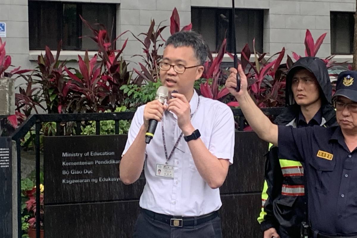 教育部資訊及科技教育司高級分析師裴善成現場進行說明與回應，並邀請同學們共同參與座談會，一起討論手機管理原則的相關修訂事宜 (記者攝)