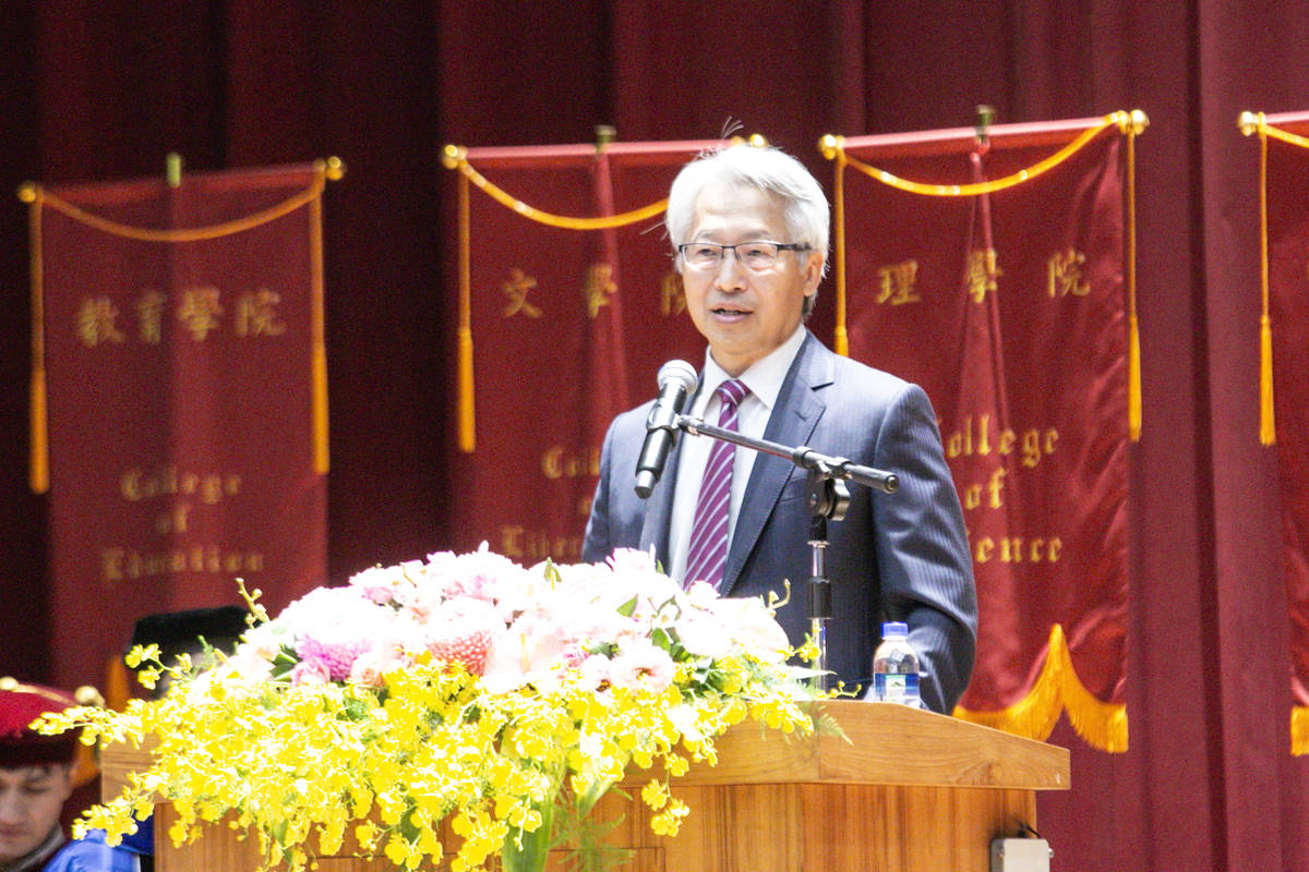 中央研究院廖俊智院長以「不只看球，要下場打球」為題演講，期勉4千多位臺師大畢業生，不只做觀眾，更要勇敢下場，做改變世界的主角 (臺師大提供)