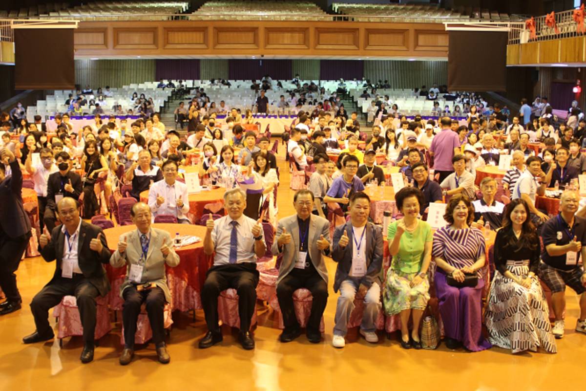 新民高中校友回娘家大合照