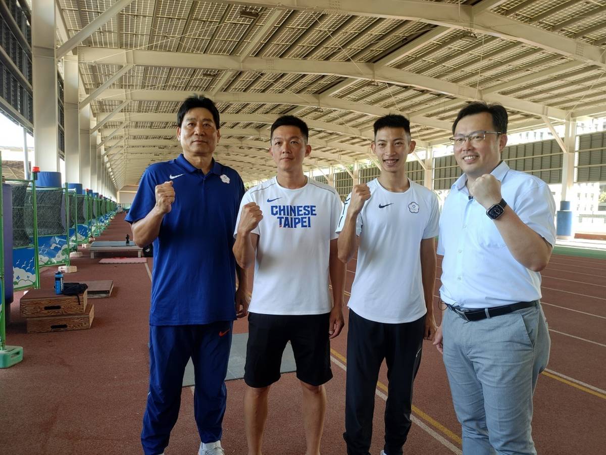 體育署鄭世忠署長(右1)前往國訓中心，慰勉本屆世大運選手及教練們在培訓過程中的辛勞與付出。(左起世大運田徑培訓隊辜榮輝教練、蔡易達教練、林昱堂選手)