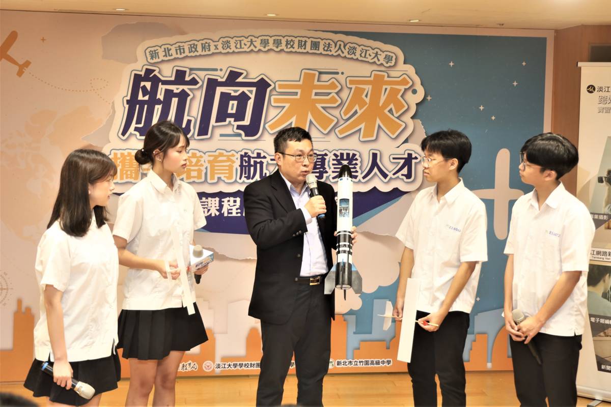淡江大學航空太空工程學系蕭富元主任與竹圍高中學生共同介紹航太工程課程