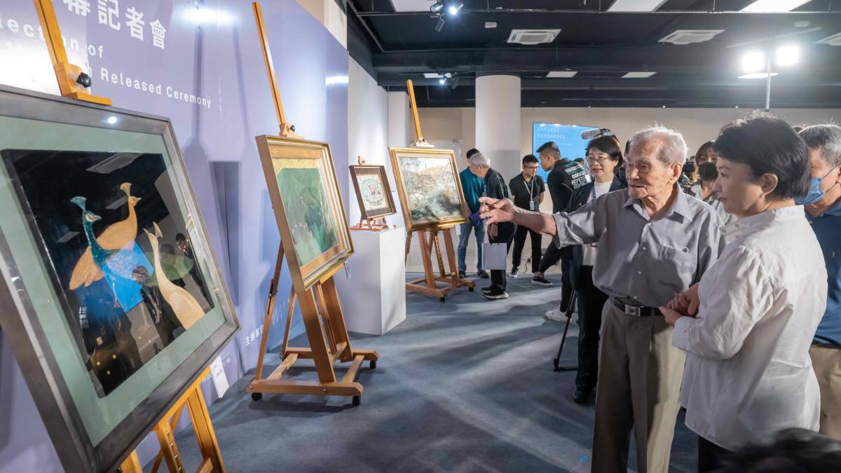 王清霜藝術家向市長介紹作品
