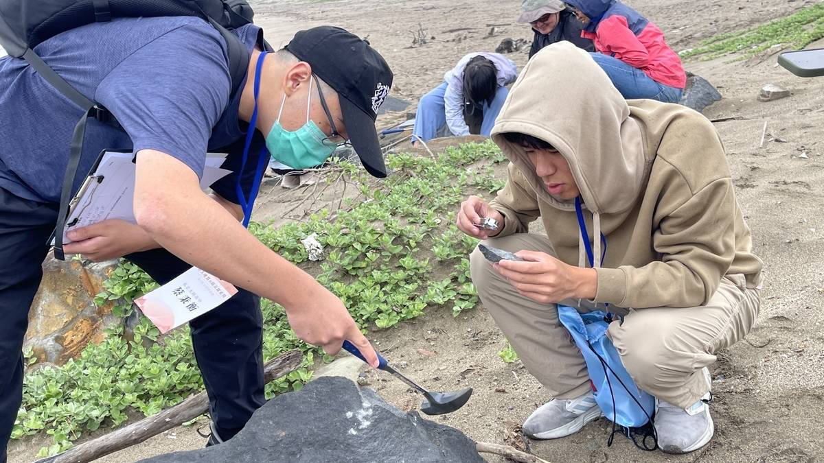 學生用地質錘採集礦石，用放大鏡觀察岩石的成分