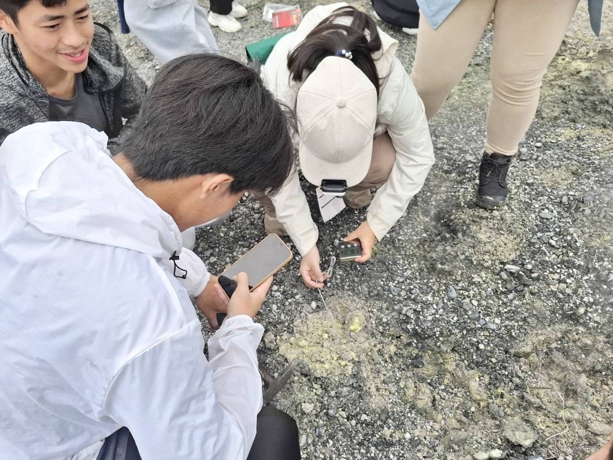 學生用溫度計測量地熱溫度
