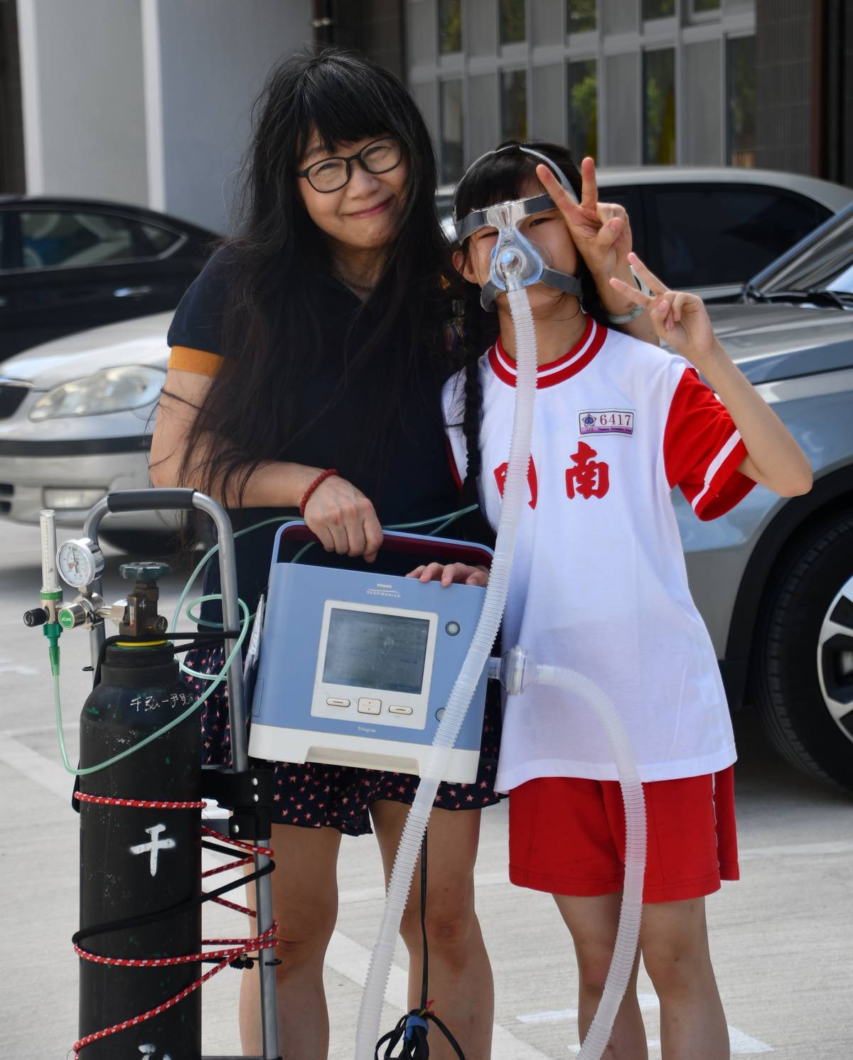 特教助理員每日協助推動氧氣鋼瓶，讓尹雅汕能安全進教室

