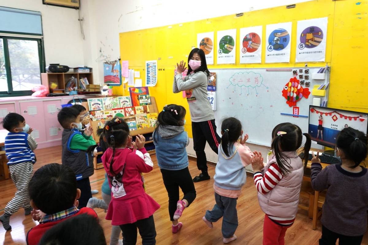 公立幼兒園開辦延長照顧服務，支持家長安心育兒