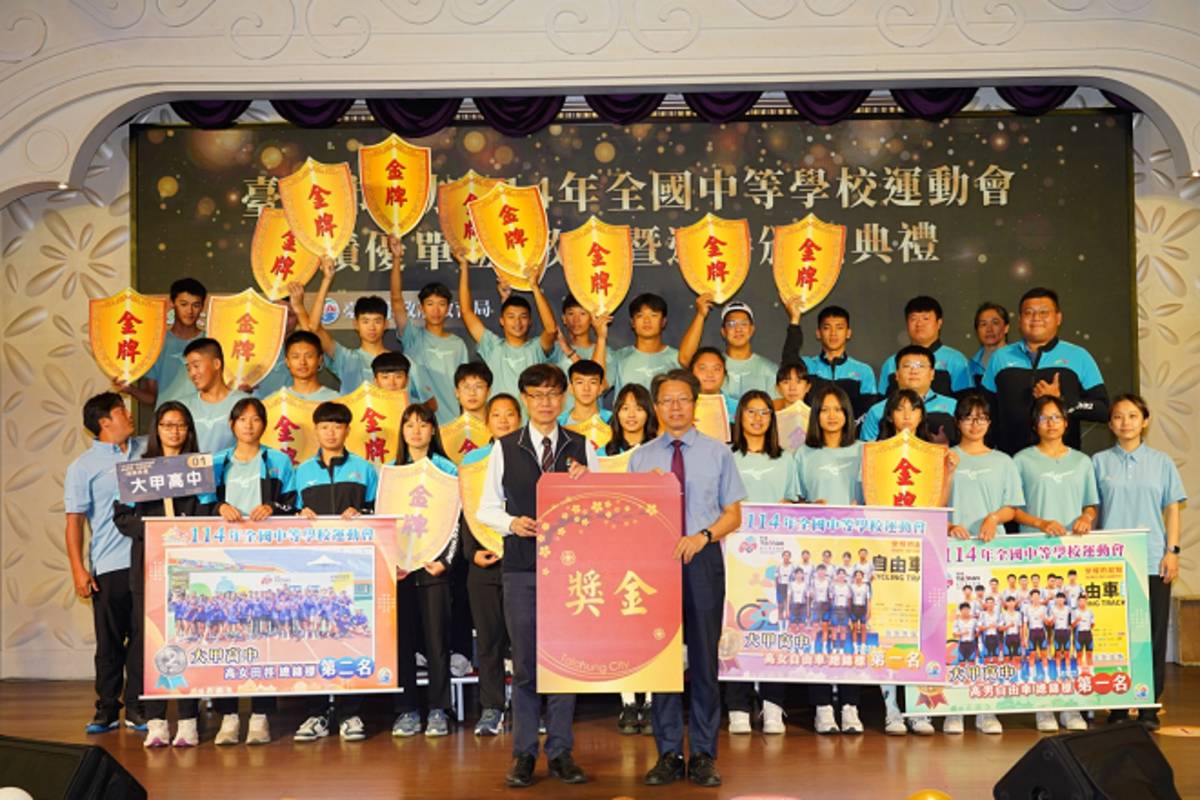 教育局長蔣偉民與大甲高中師生合照