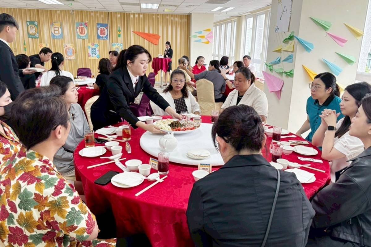 國立臺東專科學校餐旅管理科五專部畢業成果展，以「食日如梭 五緣再來」為主題舉辦午宴，邀請師長及校外合作單位、飯店業者共襄盛舉。