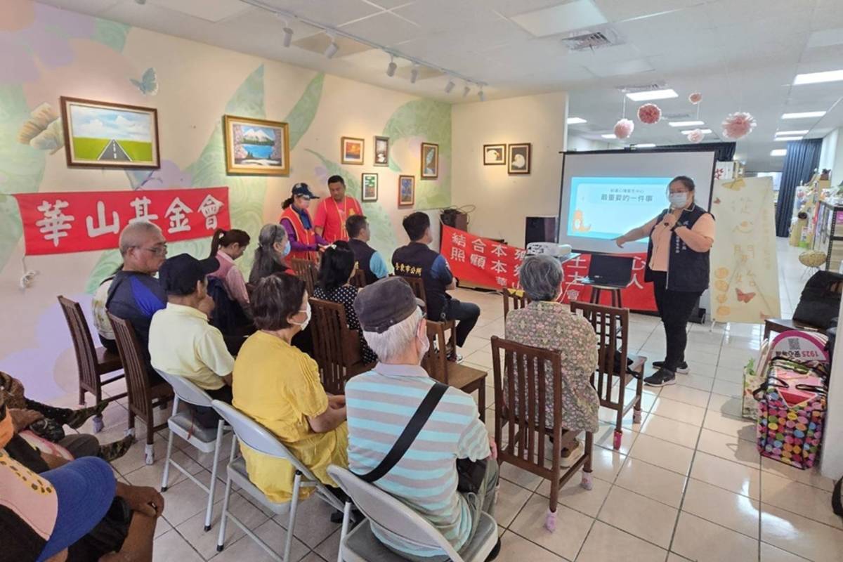 李阿嬤1年前不幸喪偶，失去生活重心，不愛說話也不愛出門，靠著繪畫走出傷痛，也在華山基金會社工陪伴下重拾生活重心，更結合感恩茶會，替她舉辦「阿嬤的話中畫『寄託』個展」。